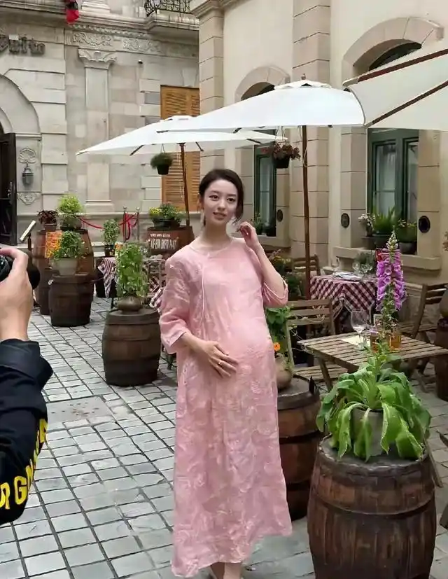 吉娜晒孕期近照，圆润身姿温柔治愈，真实美令人动容