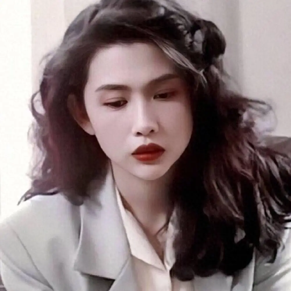 艰难成名后为情所伤，息影后嫁人生女，现在支持女儿出道